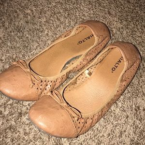 RIALTO flats. Tan.